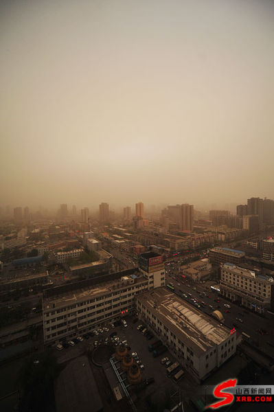 山西太原遭遇强沙尘天气(图)