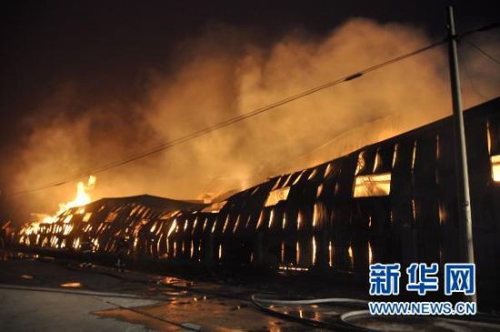 北京一家具生产车间发生火灾 尚无人员伤亡(组图)
