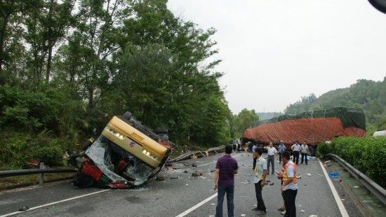 广东长深高速大巴被撞翻车至少9死21伤(组图)