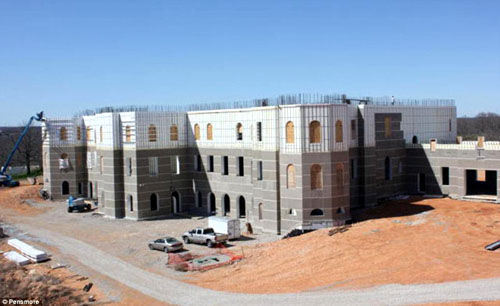 美富商用混凝土建巨大城堡 希望抵御龙卷风(图)