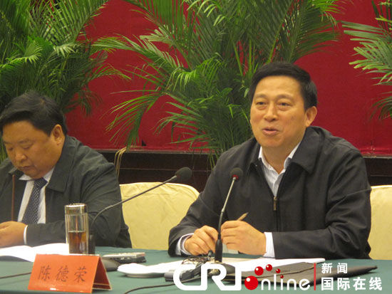 徐州市委常委,新沂市委书记陈德荣回答记者提问 刘红摄