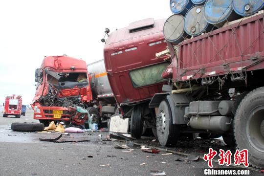 瀋海高速油罐車追尾 漏油撒滿路面幸未爆炸(圖)