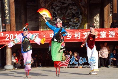 来自辽宁的民间艺术团在江湾景区表演节目《俏媳妇回家》