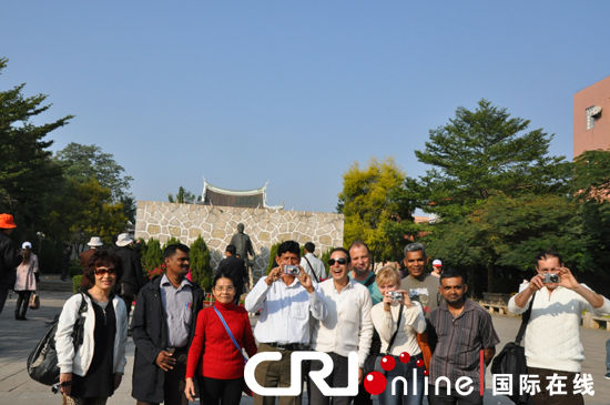 听众俱乐部的代表们在集美学村的"归来园"合影,一些人俏皮地拿起相机