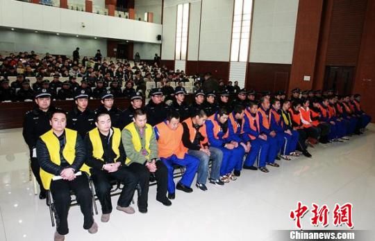 河北承德公开庭审梁旭涉黑团伙 21人受审(图)