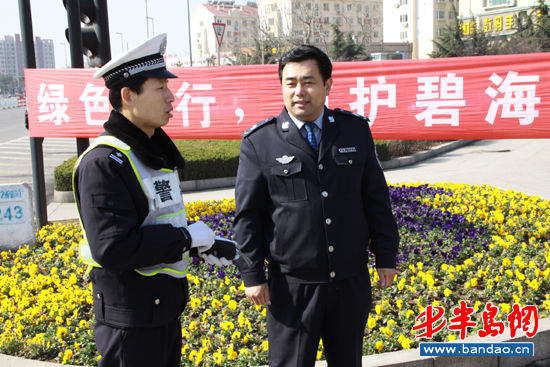 城阳环保局长带队路查 查获2辆冒黑烟车(图)