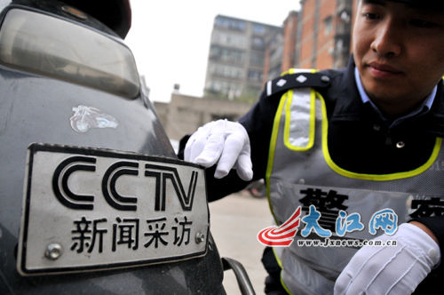 南昌一助力车挂"cctv新闻采访"另类牌照被查(图)