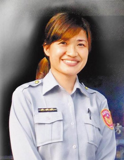 台湾一名"毒虫"驾车闲逛,看到貌似安吉丽娜•朱莉的美女警察巡逻