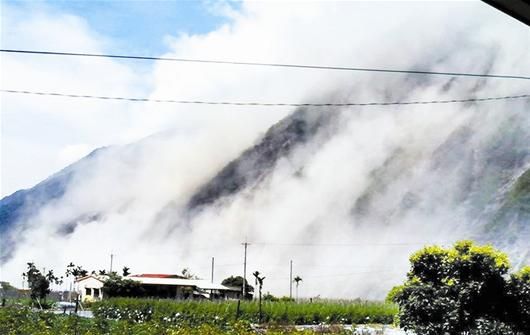 楚天金報訊 圖為:南投縣水里鄉上安村附近山體由於地震原因垮塌