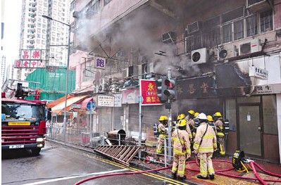 香港凉茶铺起火 楼上护老院老人慌忙逃生(图)