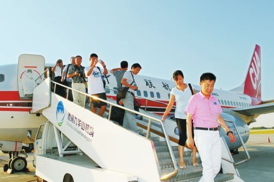 昨天傍晚7时左右,载有100多名旅客的波音737型客机从池州九华山机场