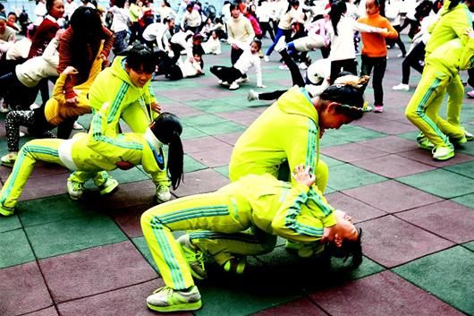 图文:襄阳一小学教"女子防身术"引热议