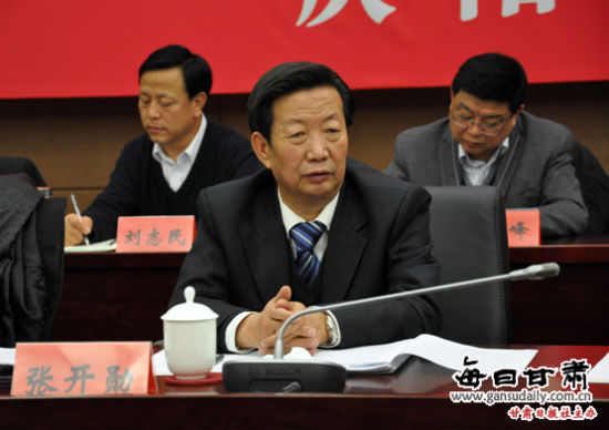 1月13日下午,出席甘肃省十二届人大二次会议的代表开始分团审议《政府