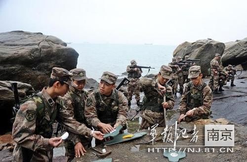 正文 船行40分钟,终于在一处馒头形状的小岛前靠岸.