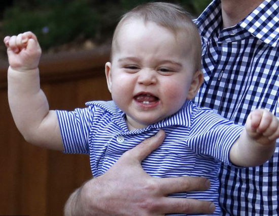 9个月大的乔治小王子长牙了 咧嘴微笑萌态可掬(组图)
