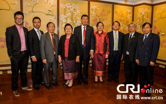 老挝奔舍那家族成员获颁"中老友好贡献奖"(组图)