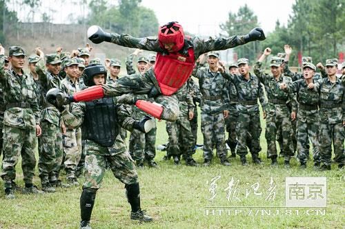 騰空飛踢南京軍區某旅訓練間隙格鬥比武圖