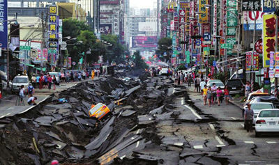 路面被严重破坏 新华社发7月31日晚至8月1日凌晨,台湾高雄市前镇区