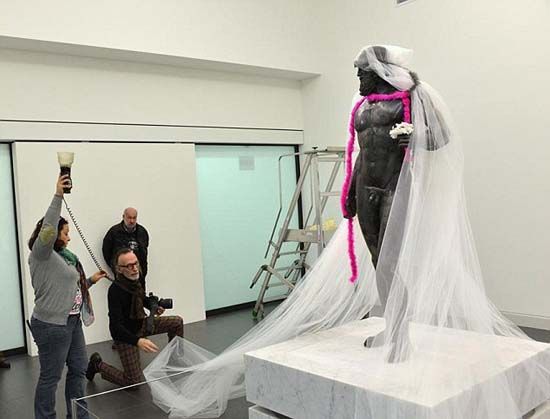 意大利战士雕像被围粉色围巾穿丁字裤惹众怒组图