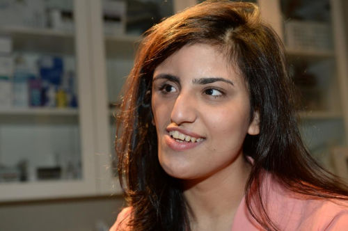 伊拉克少女半脸畸形 苦等8年获资助赴美整容(图)