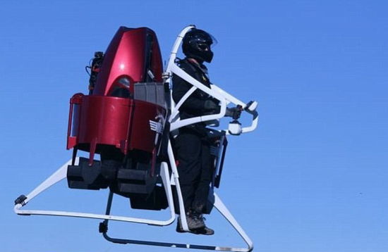 飞行员正在使用马丁飞机公司的个人式喷气背包,该公司已经与美国