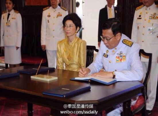 泰国国王87岁生日总理巴育及4位前总理同时亮相组图