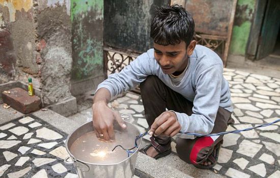 印度奇迹男孩可抗11000伏电击组图