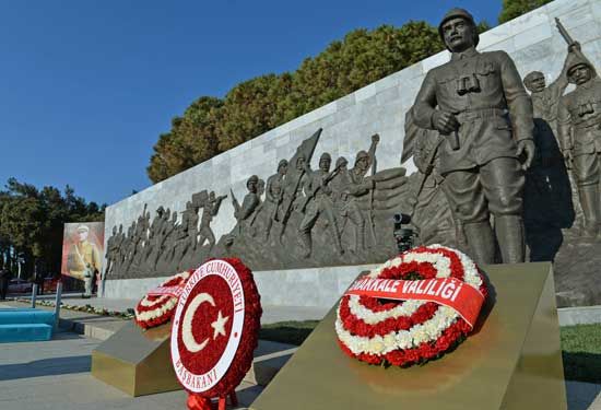 3月18日,在土耳其的加里波利半島,紀念碑前擺放著花圈.