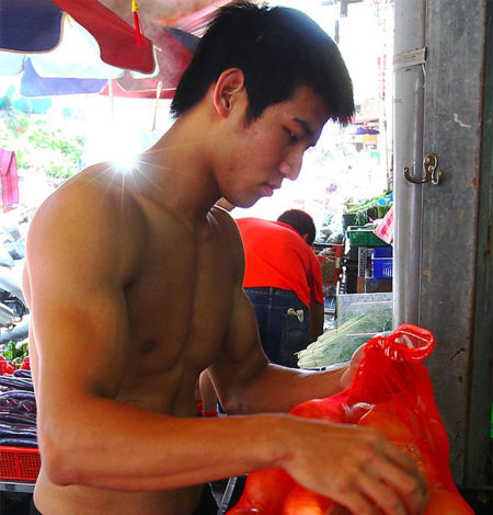 在台湾内湖赤裸上身切蛋糕的20岁余胜伦(音译),也在一夜之间爆红网络.