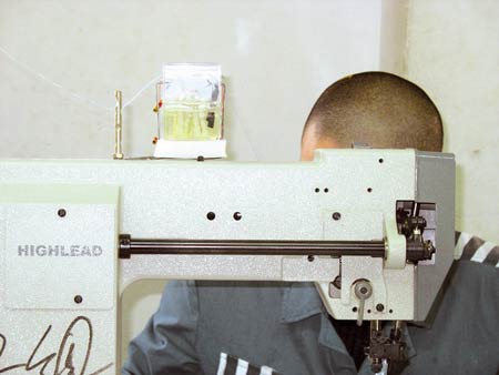 小杨发明的打油器安装在一台缝纫机上