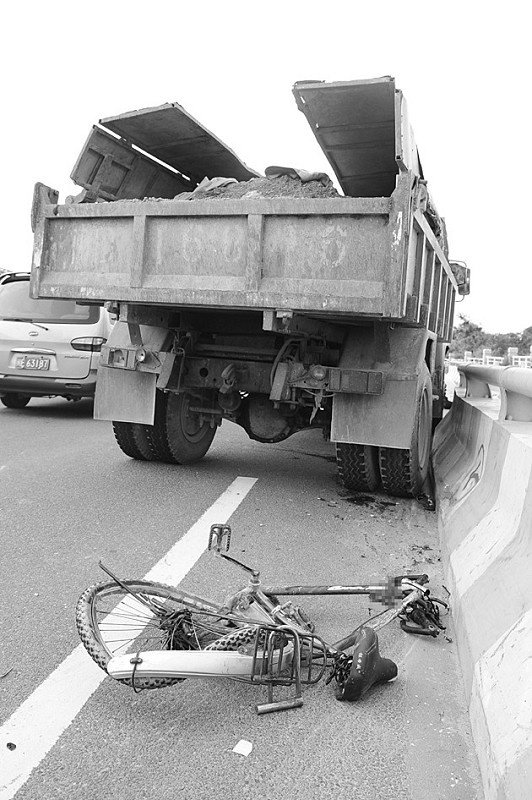 土方车碾压骑车者