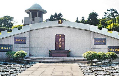 王家祖坟位于北县三芝龙岩白沙湾安乐园,掏空案爆发后王令麟兴起迁