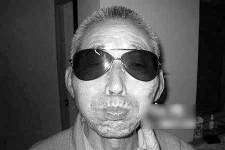 85岁老人戴蛤蟆镜做怪相自称20后非主流老顽童