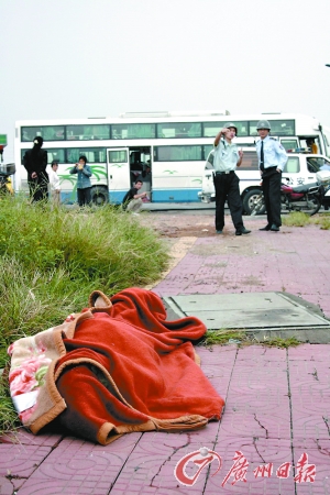 警方正在现场调查该男子死亡原因.