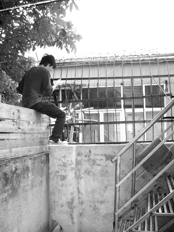 两米高的围墙 半小时十多个学生翻过