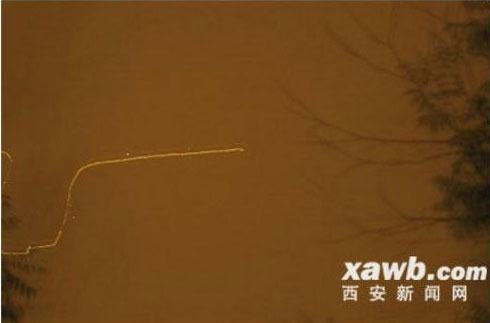 游客夜览西安 拍到大雁塔上空"ufo"[组图]