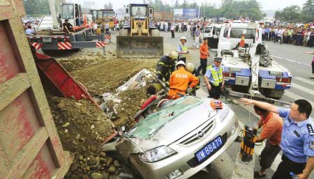 運砂車超載側翻壓扁小轎車致2人死亡(圖)