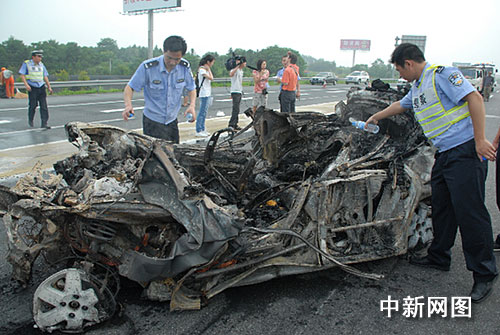 安徽路虎烧死情侣图片