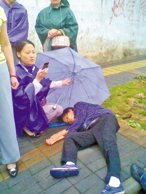 宁波街头:七旬老人昏倒 众多市民救助