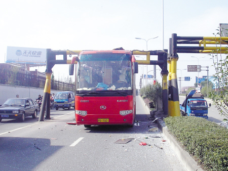限高杆下又见大车被困 顶部空调被撞坏