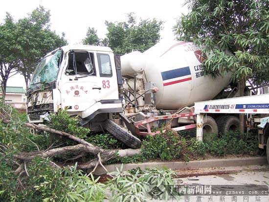 "野蛮"搅拌车疯狂冲向绿化带"瘫痪"在地(图)