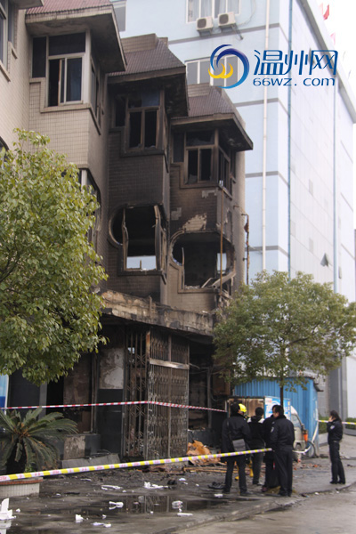 组图:瑞安一座6间3层的房子今晨发生火灾