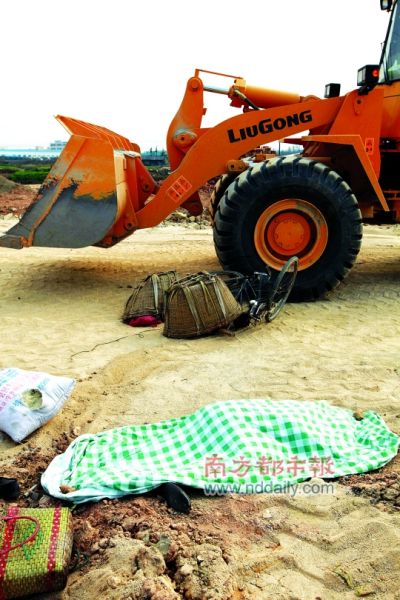 工地内铲车轧死村妇警方称是否交通事故难定