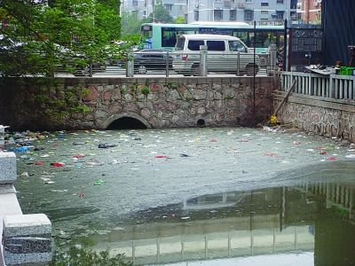 银河湾一处河面漂满垃圾.