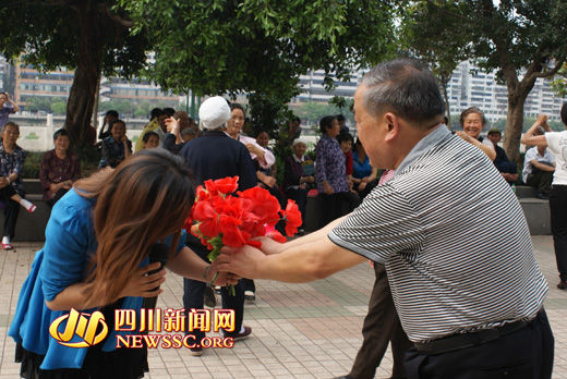 献花给唱歌人的图片图片