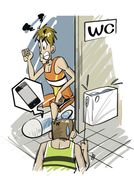 iphone4掉进厕所正准备捡,有人冲水了