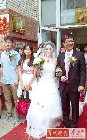 郑大校园婚礼:“班长”娶“团支书” 郑大校园婚礼:“班长”娶“团支书”