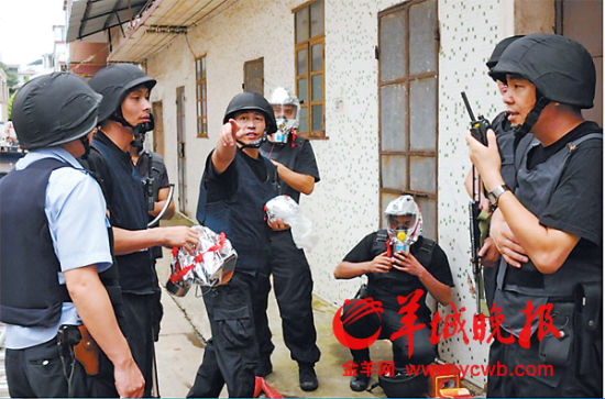 公安抓捕李某现场