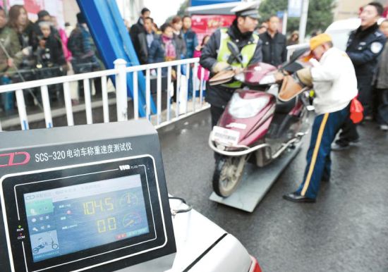 2月12日,成都交警四分局整治超标电动车,并现场称重测速.