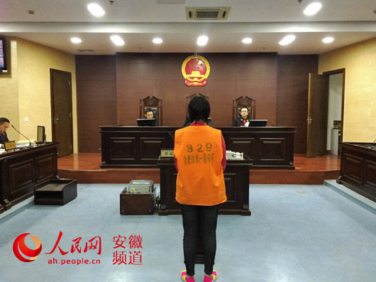 上午10时许,28岁的小婷戴着手铐,被法警带进法庭.